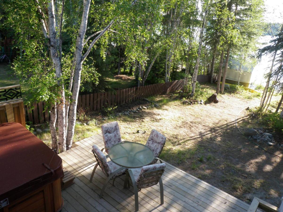 Great Slave Lakeside Bed & Breakfast Йелоунайф Екстериор снимка