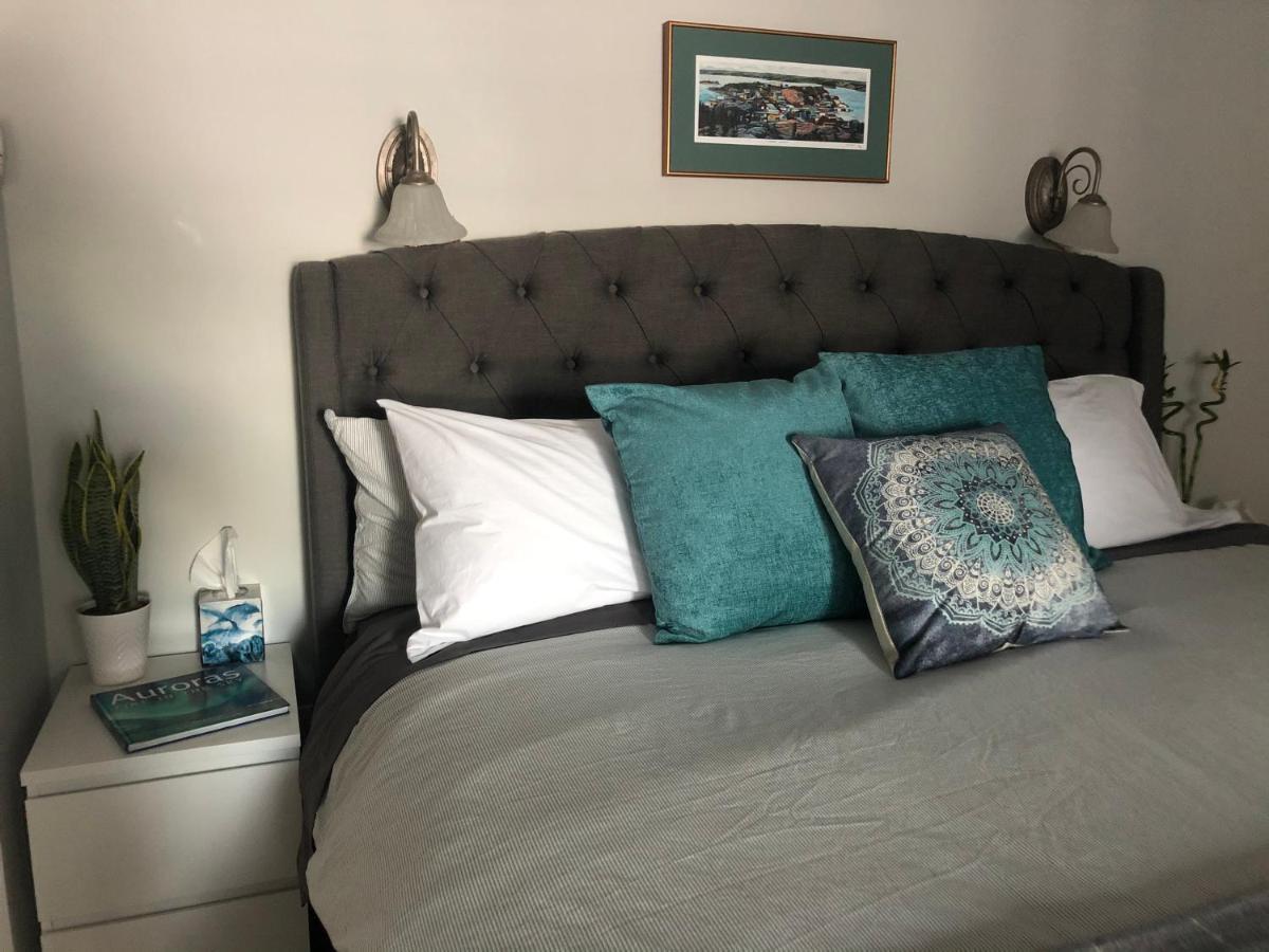 Great Slave Lakeside Bed & Breakfast Йелоунайф Екстериор снимка